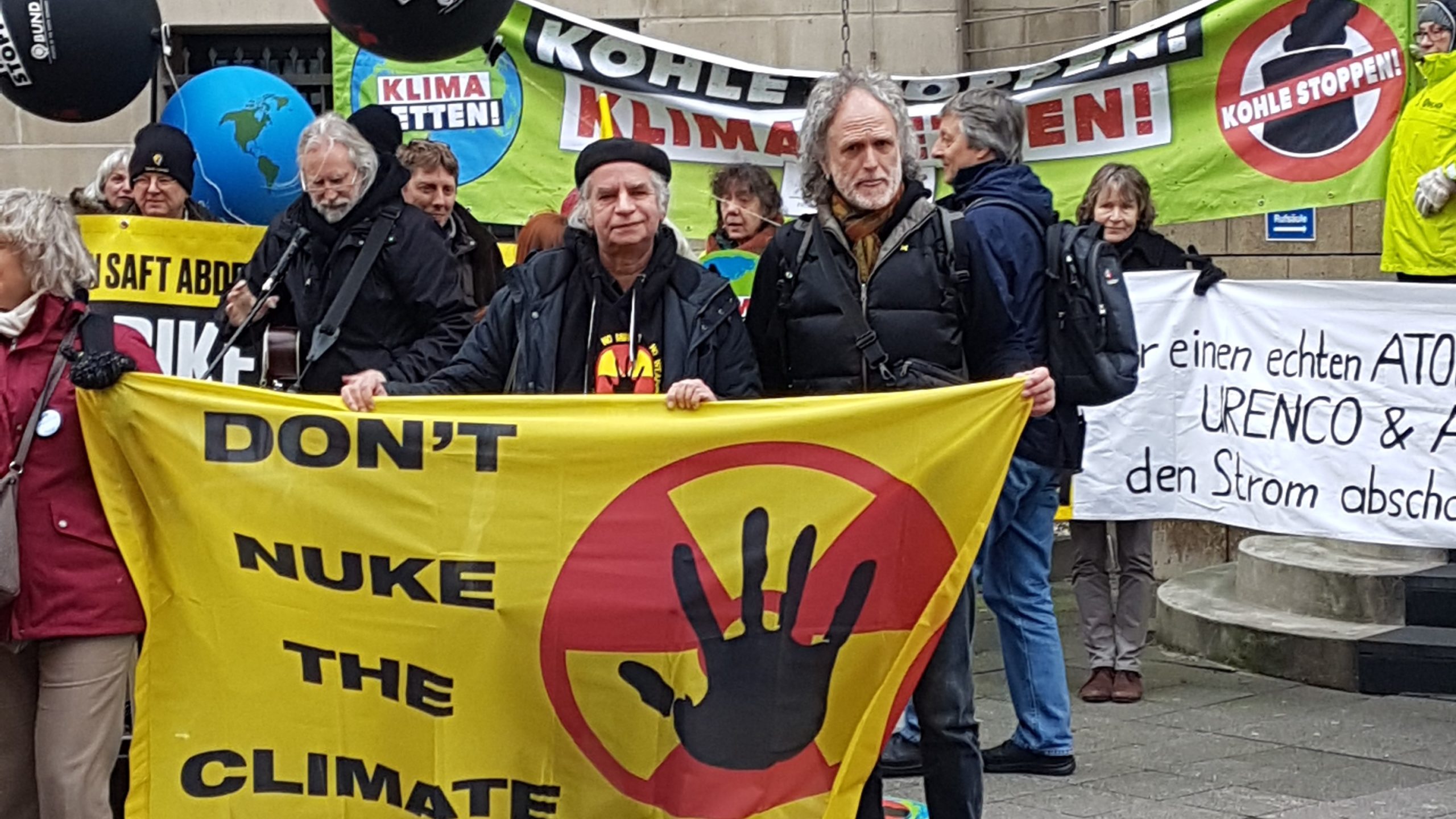 Protest in Düsseldorf: Verabredungen der Koalitionsverhandlungen bei Atomausstieg und Klimaschutz mangelhaft – Starke Kritik an NRW-Ministerpräsident Laschet (CDU)